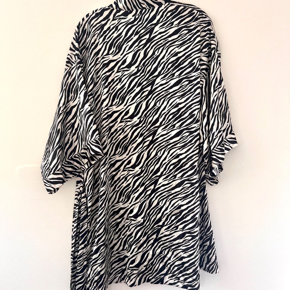 Victoria's Secret Zebra Shorty Kimono style robe Black White Poly Silk ONE SIZE - Picture 8 of 11